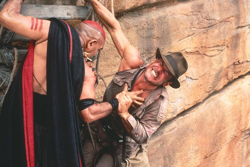 Der Hohepriester Mola Ram (Amrish Puri, rechts) will Indy (Harrison Ford) nicht nur an die Gurgel, sondern auch ans Herz. Der Hohepriester Mola Ram (Amrish Puri, rechts) will Indy (Harrison Ford) nicht nur an die Gurgel, sondern auch ans Herz.