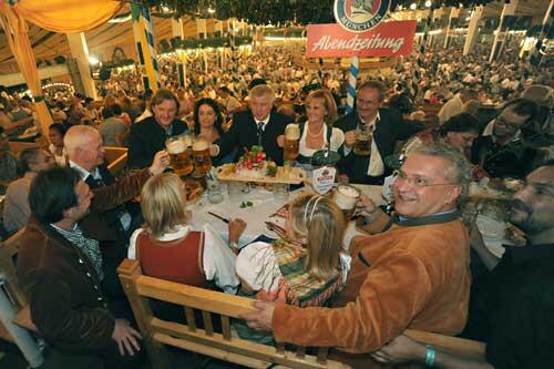 Versammelte Prominenz am Wiesn-Stammtisch der Abendzeitung