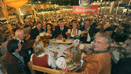 Versammelte Prominenz am Wiesn-Stammtisch der Abendzeitung Versammelte Prominenz am Wiesn-Stammtisch der Abendzeitung