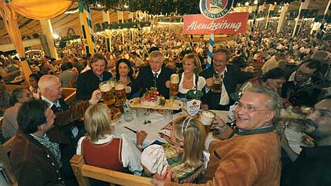 Versammelte Prominenz am Wiesn-Stammtisch der Abendzeitung