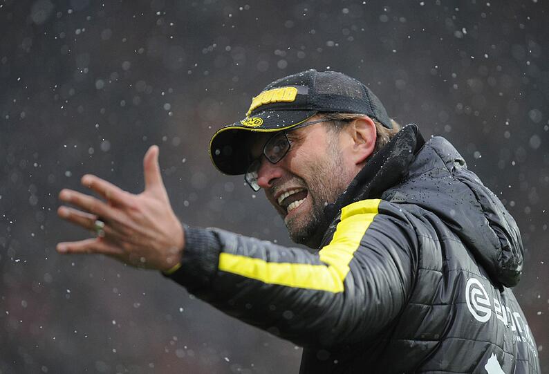 Die Bilder aus Freiburg. Die Linien müssen freigeräumt werden, der Ball ist rot und Spieler wie Trainer sind nicht zu beneiden. Doch dennoch wird gespielt.