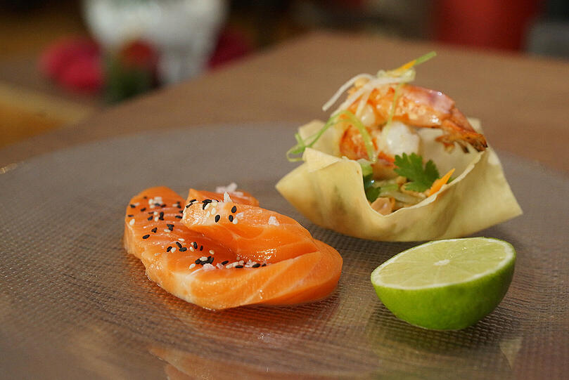 1. Gang: Roh marinierte Fjord-Forelle: Dryed-Shrimps-Marinade mit Limette, Koriander und Erdnüssen, Wurzelwerk