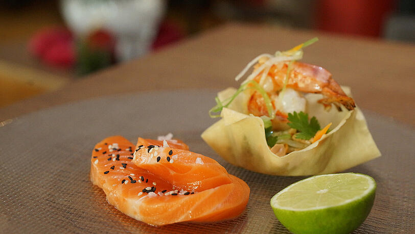 1. Gang: Roh marinierte Fjord-Forelle: Dryed-Shrimps-Marinade mit Limette, Koriander und Erdnüssen, Wurzelwerk 1. Gang: Roh marinierte Fjord-Forelle: Dryed-Shrimps-Marinade mit Limette, Koriander und Erdnüssen, Wurzelwerk