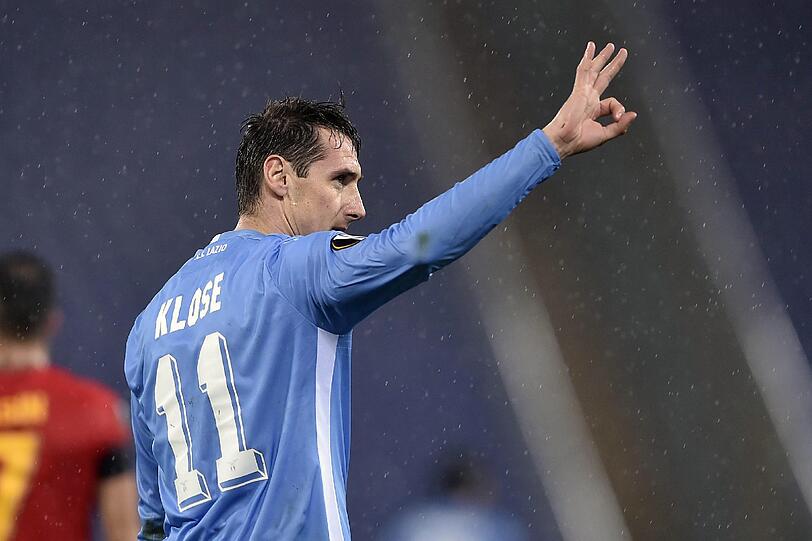 So lieben ihn die Lazio-Fans: Miro Klose mit gewohnter Jubel-Geste nach einem Treffer in der Euro League gegen Galatasaray.