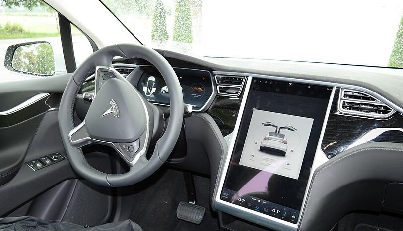 Das Model X von Tesla ist ein elegant-wuchtiges SUV mit sehr viel Platz, reinem Elektroantrieb und sehr viel Kraft. Die getestete Version 90D bringt es auf 422 PS - die Bilder.