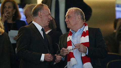 Grübeln auf der Tribüne: Karl-Heinz Rummenigge (links) und Uli Hoeneß.