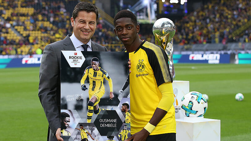 Am Rande des Supercups wurde Ousmane Dembélé als bester Rookie der Saison 2016/2017 ausgezeichnet. Links DFL-Chef Christian Seifert.