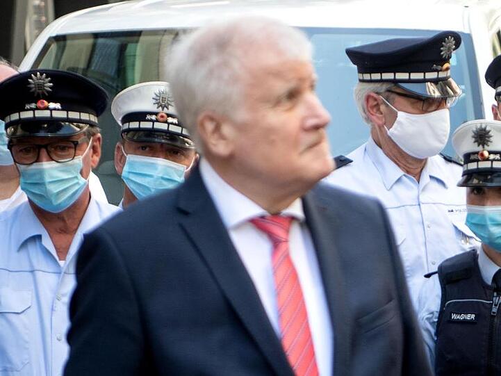 Bundesinnenminister Horst Seehofer vor einer Gruppe Polizisten. Seehofer beklagt, eine ständige Kritik an der Polizei.