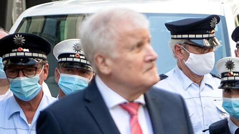 Bundesinnenminister Horst Seehofer vor einer Gruppe Polizisten. Seehofer beklagt, eine ständige Kritik an der Polizei.