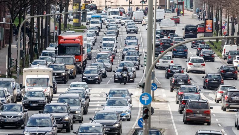 Autos fahren durch die Innenstadt.