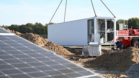 Neue Solarparks werden häufig mit eigenen Großbatterien ausgestattet, die den Strom für ein paar Stunden zwischenspeichern können.