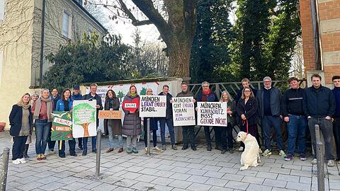 Baumsch&uuml;tzer am Freitagmorgen (27.2.) vor den drei alten Eschen an der K&ouml;niginstra&szlig;e 24. Darunter Christian Hierneis (Bund Naturschutz), BA-Chefin Svenja Jarchow (Gr&uuml;ne) und Stadtrat Tobias Ruff (&Ouml;DP). Die Stadt hat die F&auml;llung der B&auml;ume genehmigt, das wollen sie nicht hinnehmen.