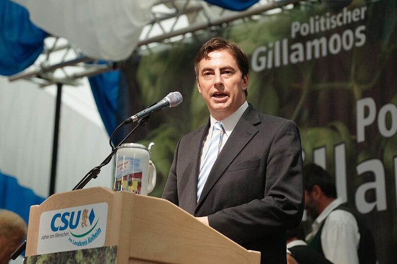 Beim Gillamoos-Volksfest: Niedersachsens Ministerpräsident David McAllister verlangt von der Union mehr Geschlossenheit.