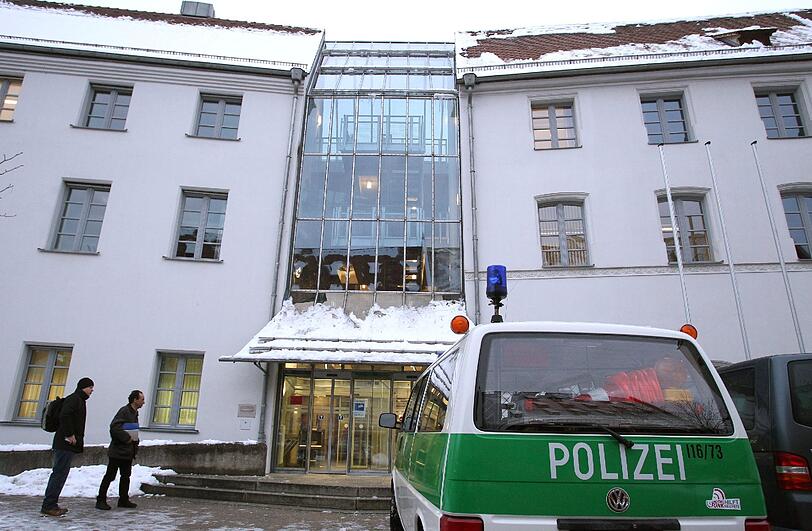 Am Dienstagvormittag begann am Memminger Landericht unter Ausschluss der Öffentlichkeit der Prozess gegen einen 15-jährigen Schüler, der einen Amokalarm an einer Memminger Schule ausgelöst hatte.