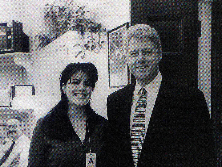 Lief zu diesem Zeitpunkt schon etwas? Monica Lewinsky als Praktikantin von Bill Clinton