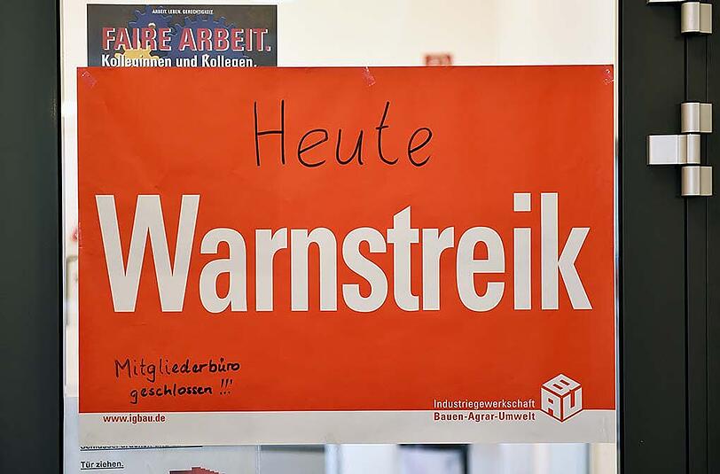 "Heute Warnstreik". Verdi ruft alles Angestellten im öffentlichen Dienst dazu auf, am Freitag, den 13.03. zu streiken. Eine Kundgebung in München vor dem Finanzministerium ist geplant.