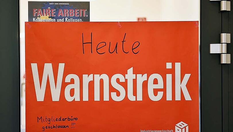 "Heute Warnstreik". Verdi ruft alles Angestellten im öffentlichen Dienst dazu auf, am Freitag, den 13.03. zu streiken. Eine Kundgebung in München vor dem Finanzministerium ist geplant. "Heute Warnstreik". Verdi ruft alles Angestellten im öffentlichen Dienst dazu auf, am Freitag, den 13.03. zu streiken. Eine Kundgebung in München vor dem Finanzministerium ist geplant.