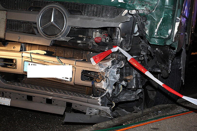 Bei Traunreut hat sich am Freitag ein schwerer Verkehrsunfall ereignet. Die Bilder.