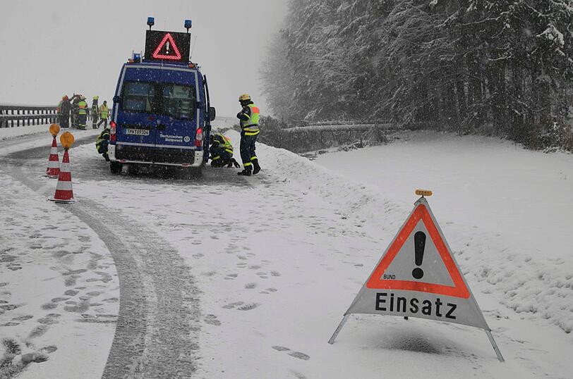 Mehrere Straßen mussten im Landkreis Traunstein gesperrt werden: Gegen Mittag stürzten auch auf der Autobahn A8 zwischen Schweinbach und Bergen mehrere Bäume um. Das THW sperrte die Autobahn.