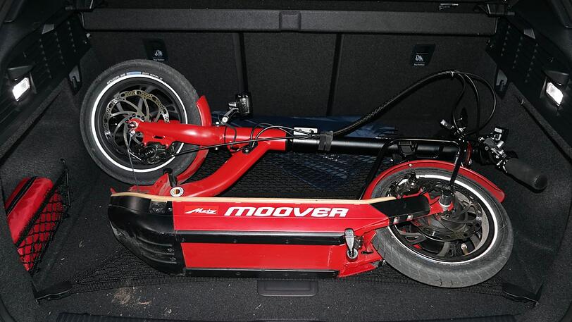 Der Kofferraum ist nicht wirklich groß, aber ein zusammengeklappter E-Scooter passt schon rein.