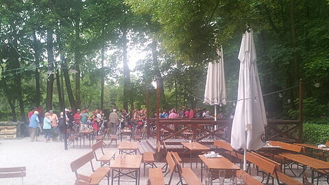 Die Feuerwehr rückte zu einem Großeinsatz am Flaucher-Biergarten an: Die Leitung des hauseigenen Gastanks leckte.