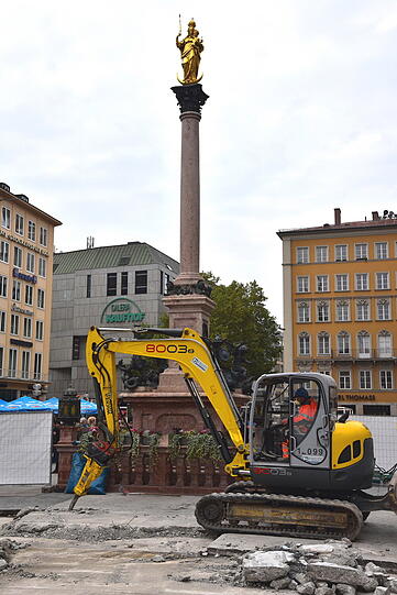 Wo sonst Touristen das Glockenspiel beobachten, steht in diesen Tagen schweres Gerät - die alten Pflastersteine werden ausgetauscht.