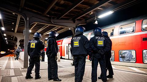 Viele der Fans mussten stundenlang in dem Zug ausharren, bis sie kontrolliert wurden.