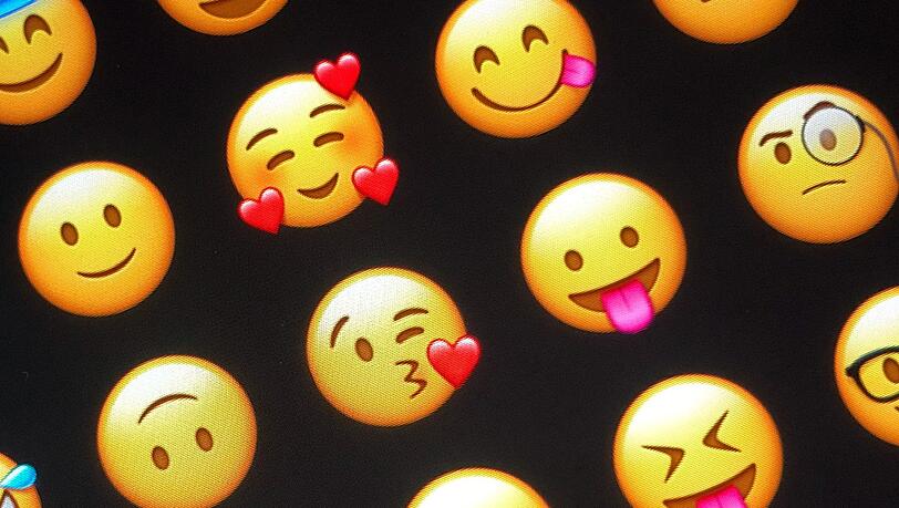 Es gibt schon sehr viele Emojis. Doch es kommen noch immer welche hinzu. (Symbolbild)