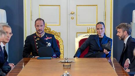 Norwegens neuer K&ouml;nig Haakon VIII. am Mittag im Schloss. An seine Seite: Kronprinzessin Ingrid Alexandra (rechts).