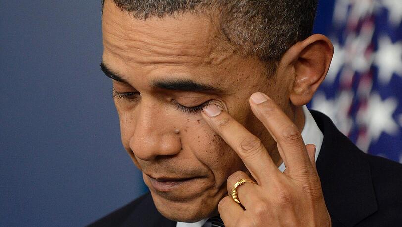 US-Präsident Barack Obama kämpft bei seiner Ansprache im Weißen Haus mit den Tränen. Nach dem Amoklauf stehen die USA unter Schock. US-Präsident Barack Obama kämpft bei seiner Ansprache im Weißen Haus mit den Tränen. Nach dem Amoklauf stehen die USA unter Schock.