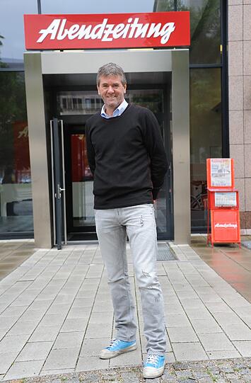 Der neue Löwen-Trainer am Haupteigang der Abendzeiteing.