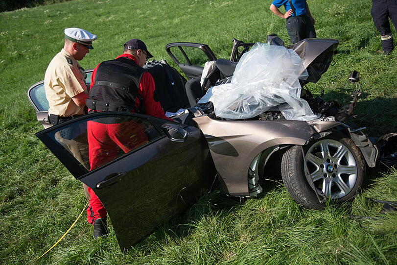 Bei Rabenden ist der Fahrer eines Mercedes beim Überholen frontal in einen BMW gekracht. Die Bilder