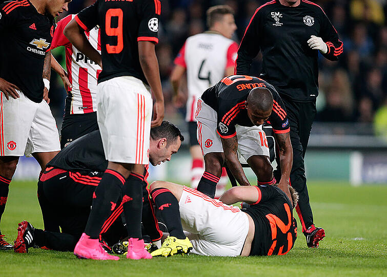 Nichts für schwache Nerven: Luke Shaw erlitt einen doppelten Schienbeinbruch - das Foul zum Durchklicken.