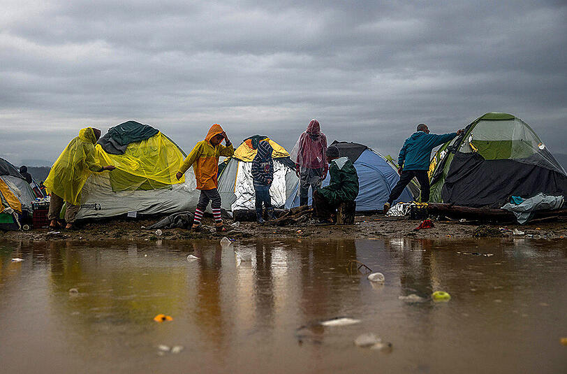 An der griechisch-mazedonischen Grenze herrscht Not und Elend. Schlamm und Dreck setzen den Tausenden Flüchtlingen, die festsitzen, zu.