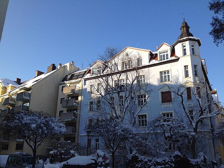 Neuhausen - das Viertel der Gegensätze. Neben dem blauen Jugendstilhaus an der Aldringenstraße steht ein modernes Gebäude.