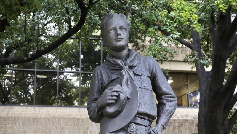 Eine Statue im texanischen Irving stellt einen jungen Pfandfinder dar. Eine Statue im texanischen Irving stellt einen jungen Pfandfinder dar.