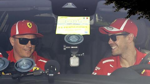 Will seinen ehemaligen Ferrari-Kollegen Sebastian Vettel (r) in Zukunft wieder öfter treffen: Kimi Räikkönen.
