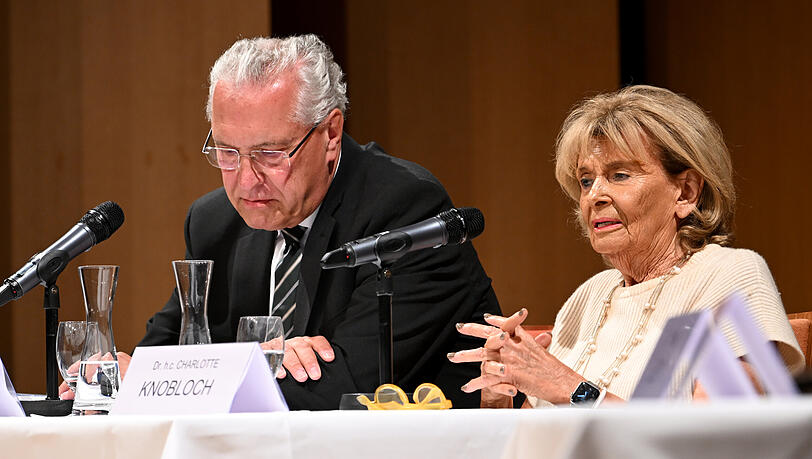 Joachim Herrmann (CSU), Innenminister von Bayern, und Charlotte Knobloch, Präsidentin der Israelitischen Kultusgemeinde München und Oberbayern, sitzen bei einem Podiumsgepräch im jüdischen Kulturzentrum.