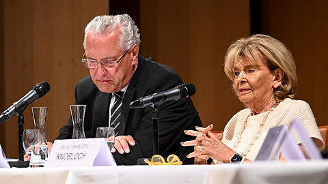 Joachim Herrmann (CSU), Innenminister von Bayern, und Charlotte Knobloch, Präsidentin der Israelitischen Kultusgemeinde München und Oberbayern, sitzen bei einem Podiumsgepräch im jüdischen Kulturzentrum.