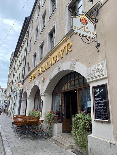 Das Wirtshaus hat gerade zu Das Wirtshaus hat gerade zu