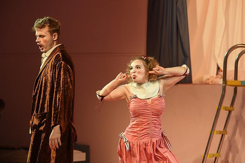 Ivo Kovrigar als Figarossini und Julie Nemer als Rosina.