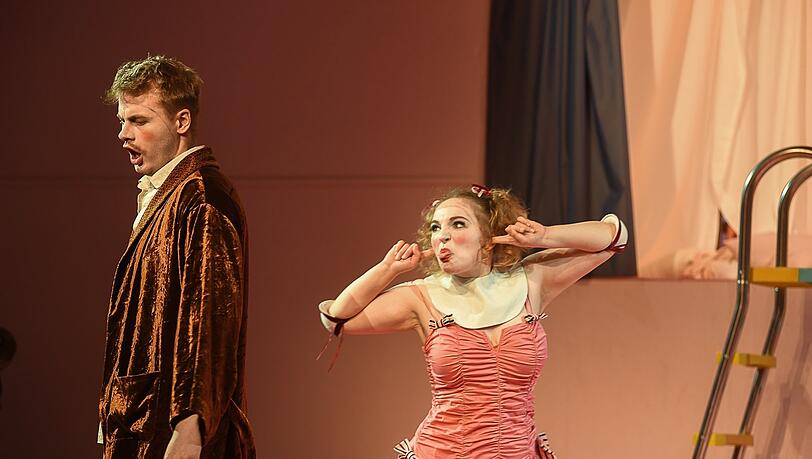 Ivo Kovrigar als Figarossini und Julie Nemer als Rosina. Ivo Kovrigar als Figarossini und Julie Nemer als Rosina.