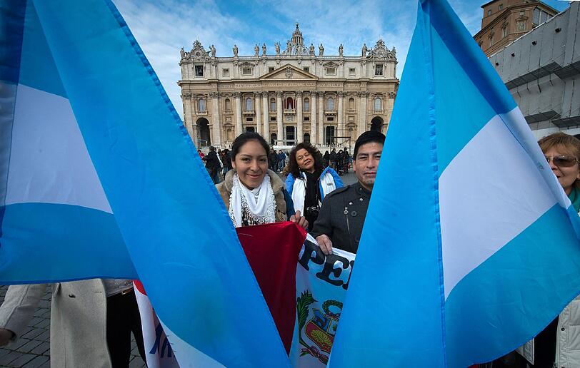Papst Franziskus hält sein erstes Angelus-Gebet. Auf dem Petersplatz jubelt ihm die Menge zu. Die Bilder aus Rom.