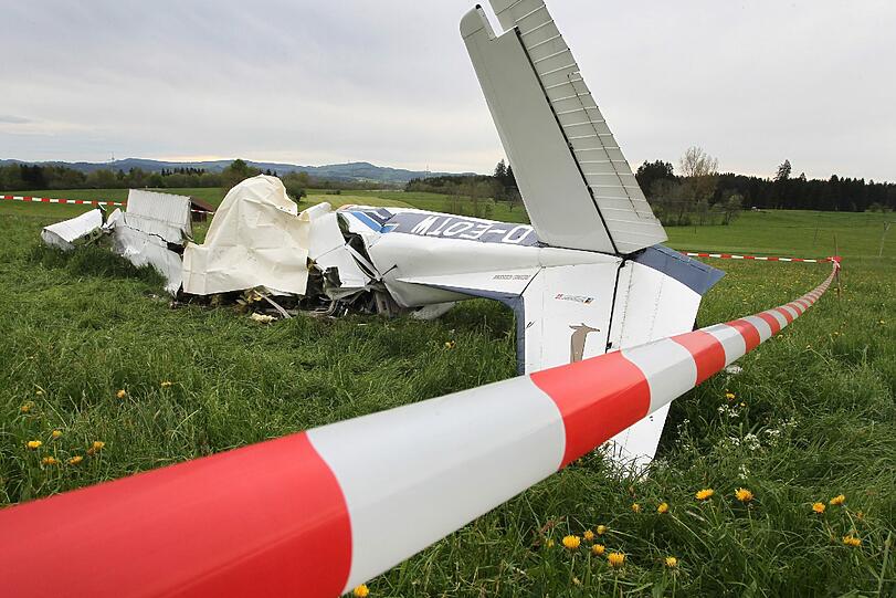 Im Allgäu bei Sulzberg zwei Kleinflugzeuge kollidiert. Zwei Männer sterben.