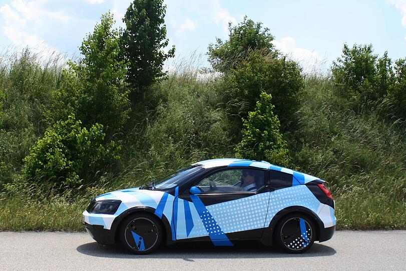Visio.M soll ein Fahrzeug sein, das eine attraktive, ökologische und sichere Option für die Mobilität im stadtnahen Raum darstellt. Der Einsatz eines elektrifizierten Antriebs beseitigt Emissionen und vermindert deutlich die verkehrsbedingte Lärmbelastung.