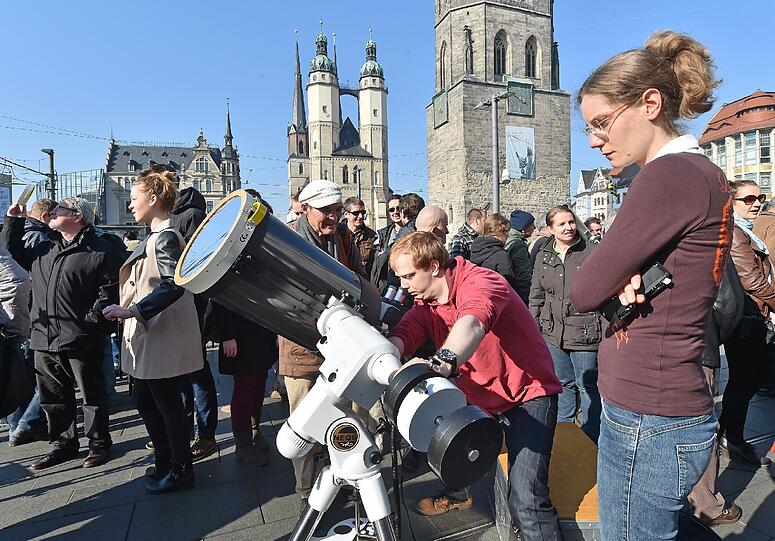 Wenn man durch dieses Fernglas schaut könnte man meinen, die Sonne sei zum Greifen nah!