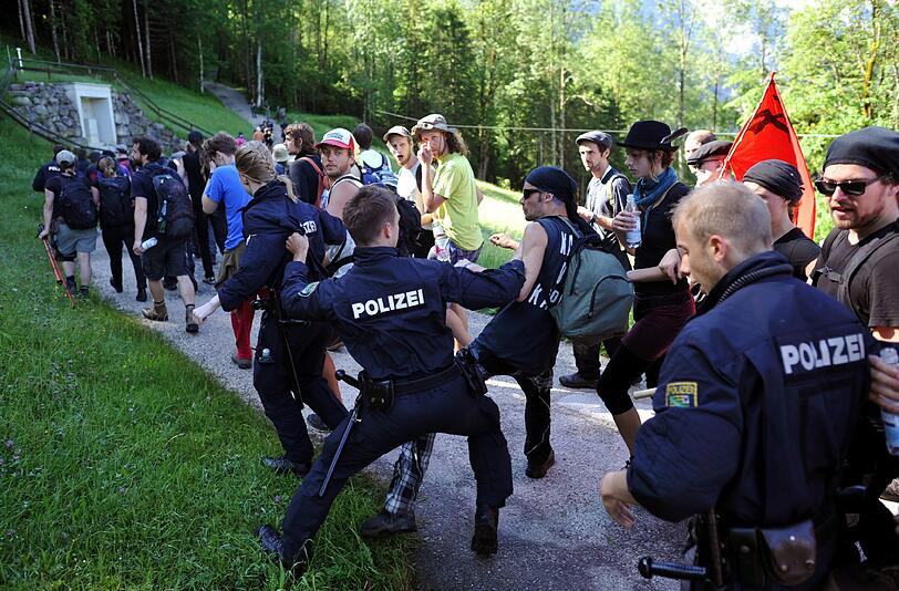 Friedlich, aber unübersichtlich: Durch Garmisch ziehen einige hundert Menschen, andere sind mit Fahrrädern gestartet, mehrere Demonstrationen gehen - wenngleich auf behördlich verkürzten Routen - sportlich ambitioniert und auf Bergwegen Richtung Schloss. Die besten Bilder vom G7-Protest zum Durchklicken.