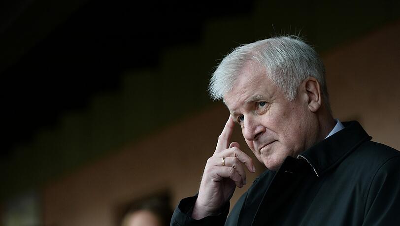 "Nein zur Dritten Startbahn": Horst Seehofer hörte sich auf dem Sportplatz in Attaching Fragen von betroffenen Bürgern an. "Nein zur Dritten Startbahn": Horst Seehofer hörte sich auf dem Sportplatz in Attaching Fragen von betroffenen Bürgern an.