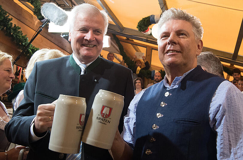 Große Koalition auf Bairisch: Traditionell reicht der OB dem Ministerpräsidenten die erste Maß - Horst Seehofer (CSU, l.) und Dieter Reiter(SPD).