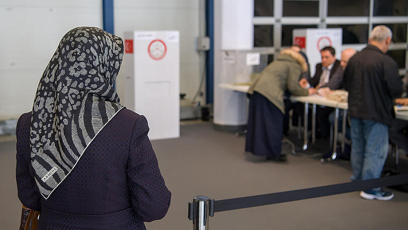 In einem ehemaligen Postamt stimmen die Türken in München über das Verfassungsreferendum der Türkei ab.